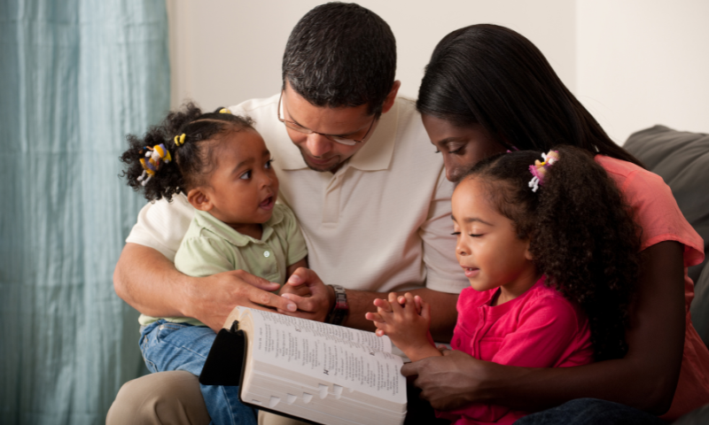 Família estudando a Bíblia juntos